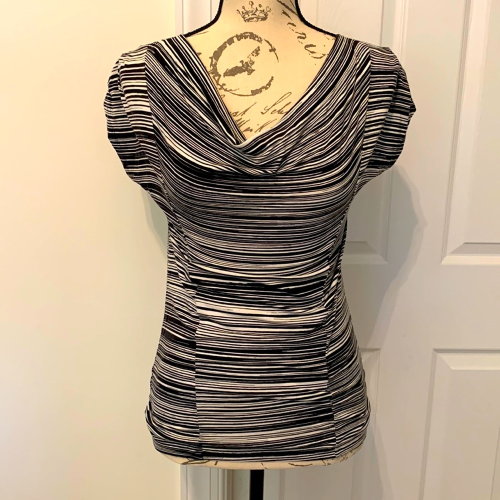 Short sleeve black and white top.  Sz XS